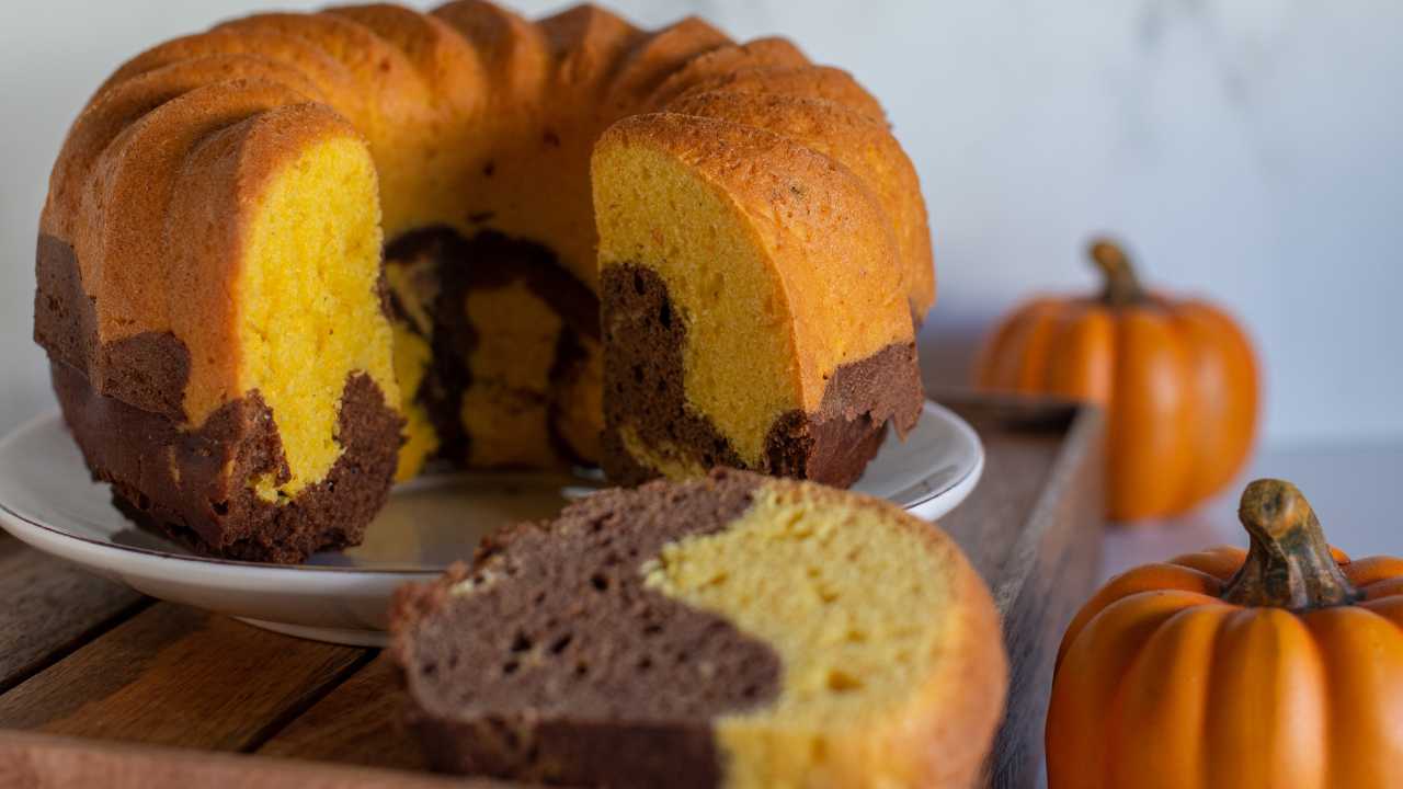 Ciambellone alla zucca variegato al cacao gluten free - blog.ricettasprint.it