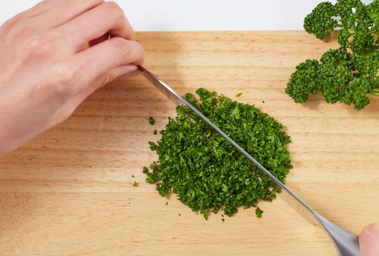 Sminuzzare il prezzemolo- blog.ricettasprint.it