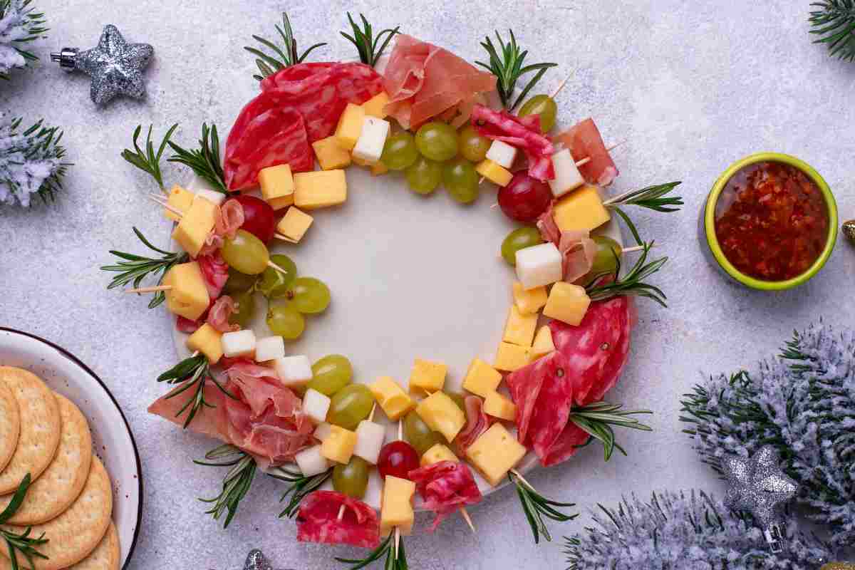 una ghirlanda fatta con salumi e formaggi