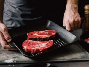 bistecche su una griglia