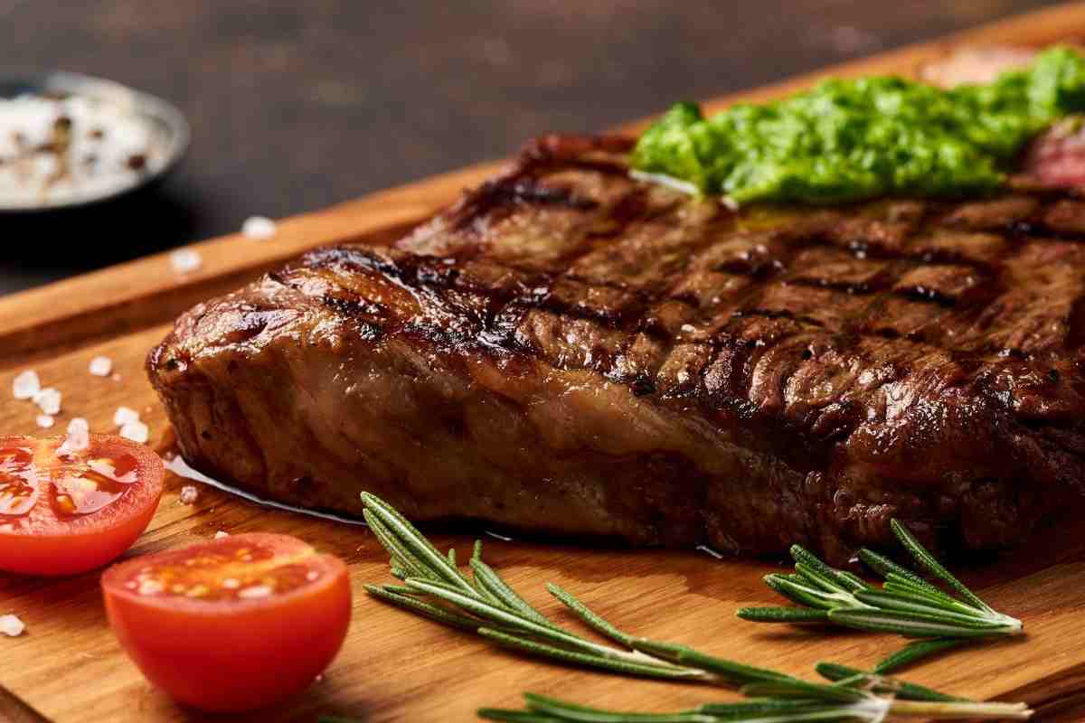 bistecca cotta su un tagliere