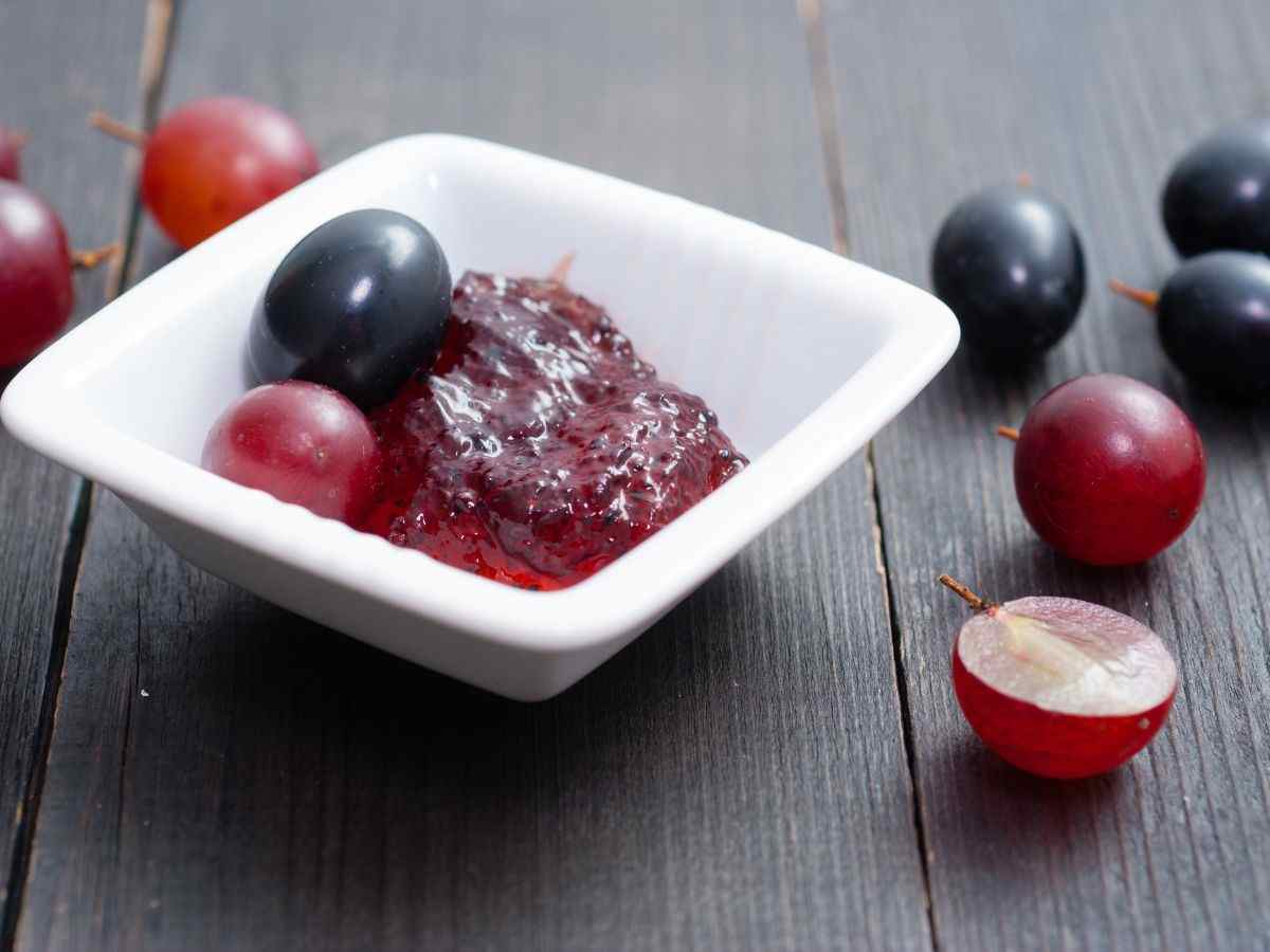 marmellata di uva in una ciotolina