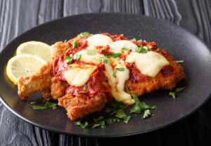 cotoletta fritta con salsa di pomodoro e formaggio filante