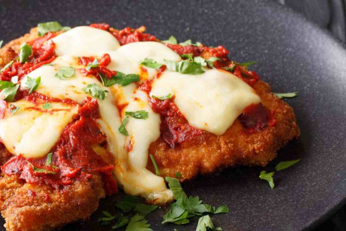 cotoletta alla pizzaiola con salsa e formaggio