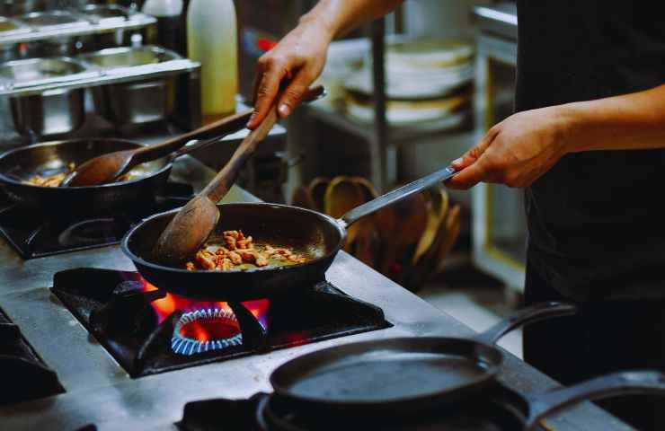 persona cucina in padella