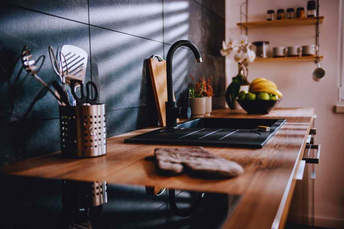 una cucina organizzata