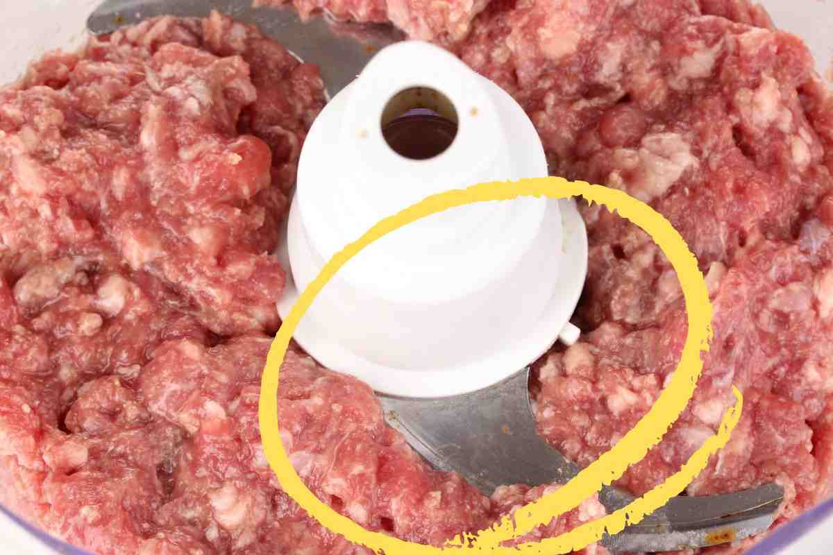 un tritatutto con carne all'interno