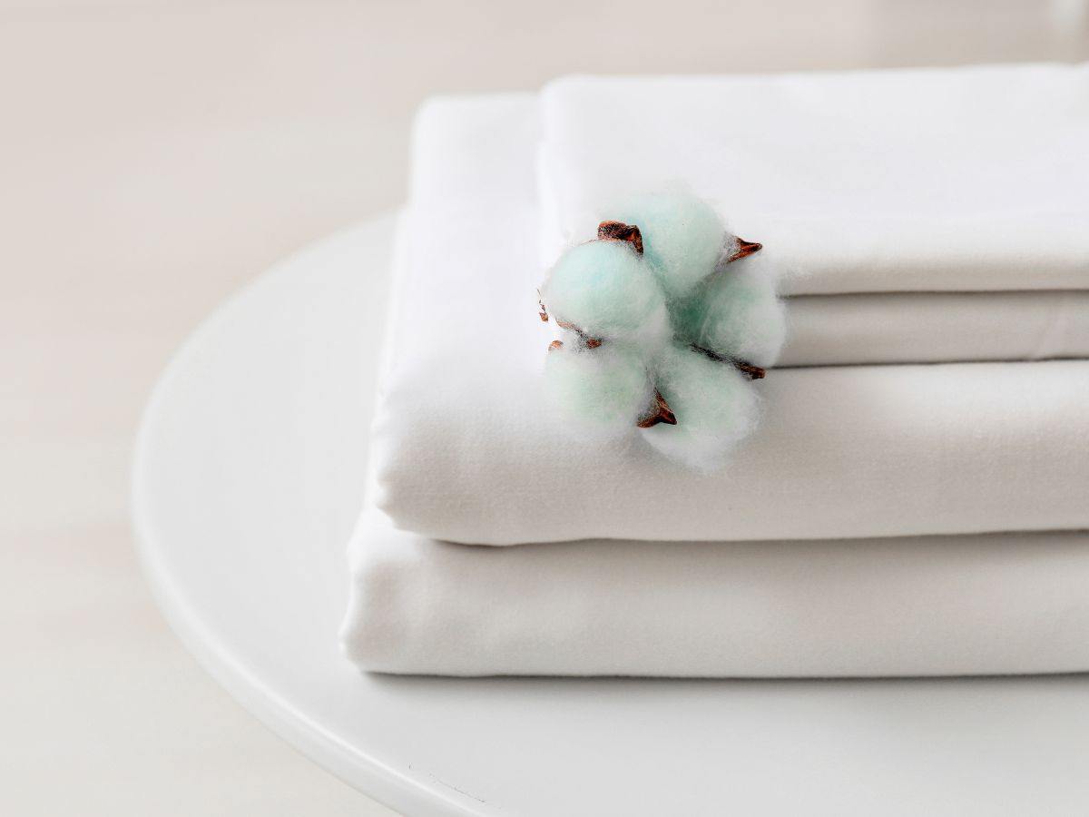 lenzuola piegate con fiore di cotone