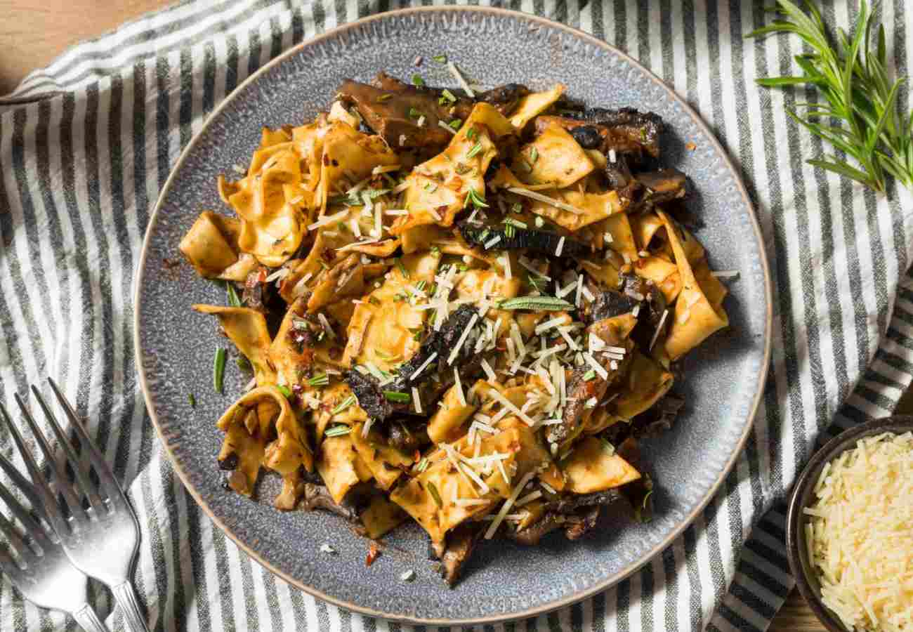 piatto di pappardelle con sugo di funghi