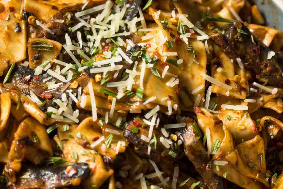 pappardelle ai funghi con parmigiano e prezzemolo