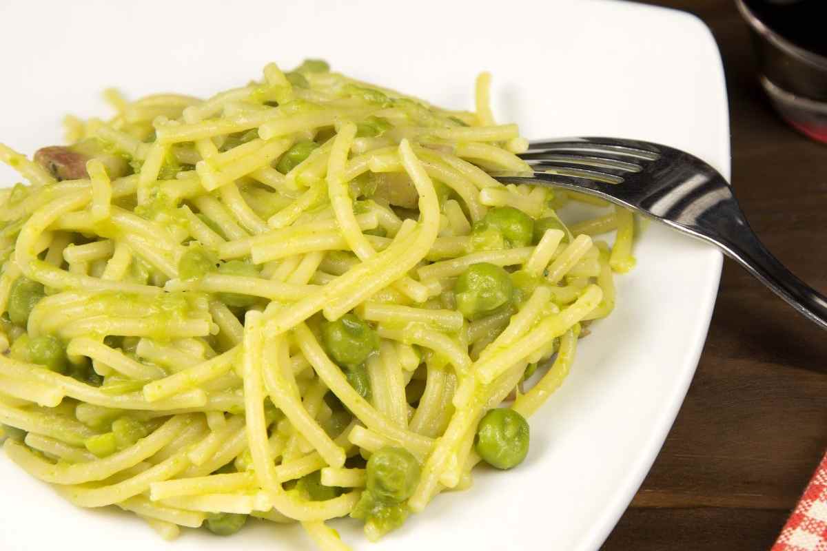 spaghettini rotti con piselli cremosi