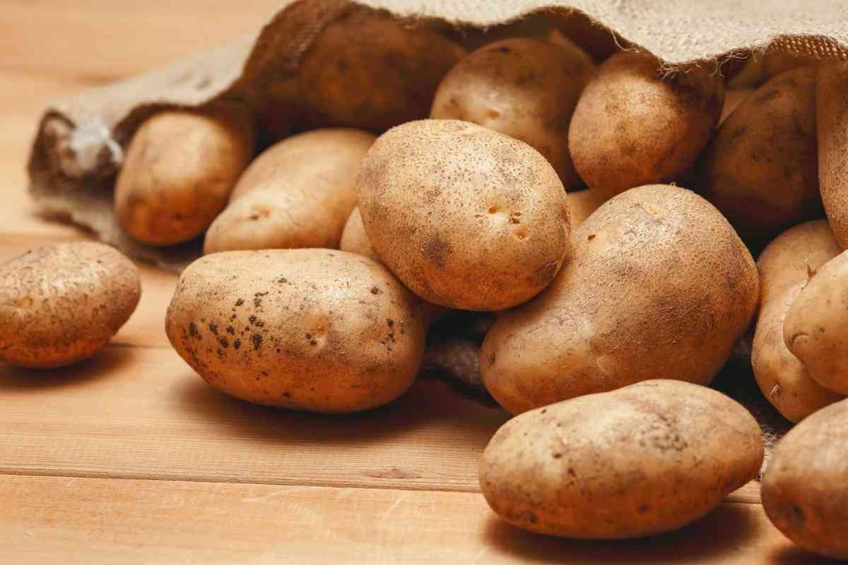 patate contenute in un sacco di yuta