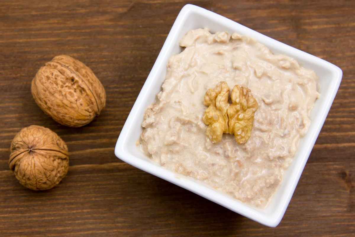 una ciotola contenente crema di noci
