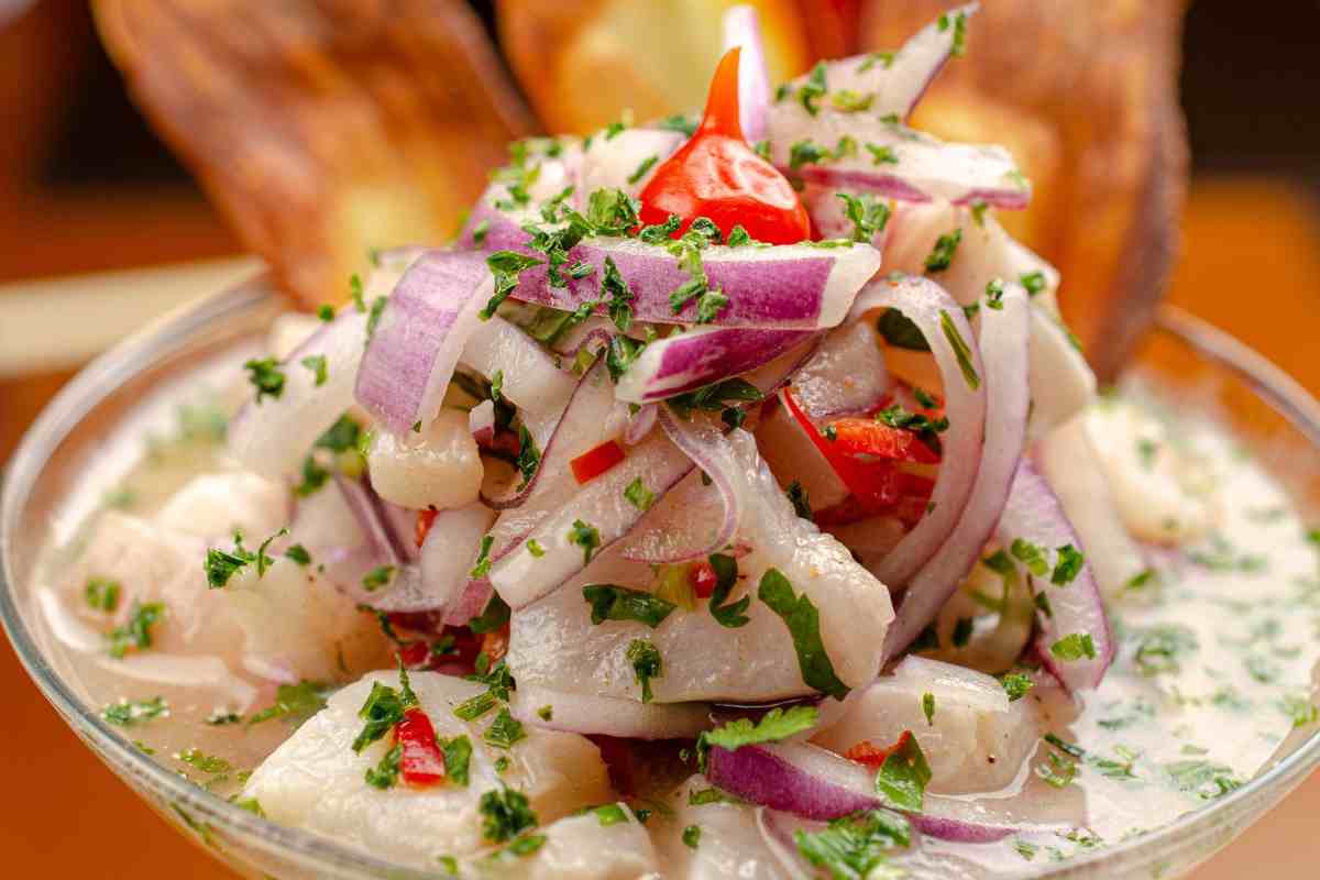ceviche con pesce, peperoncino e cipolla
