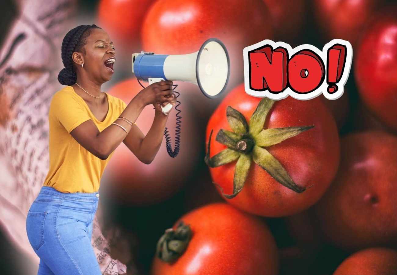 donna con megafono e pomodori