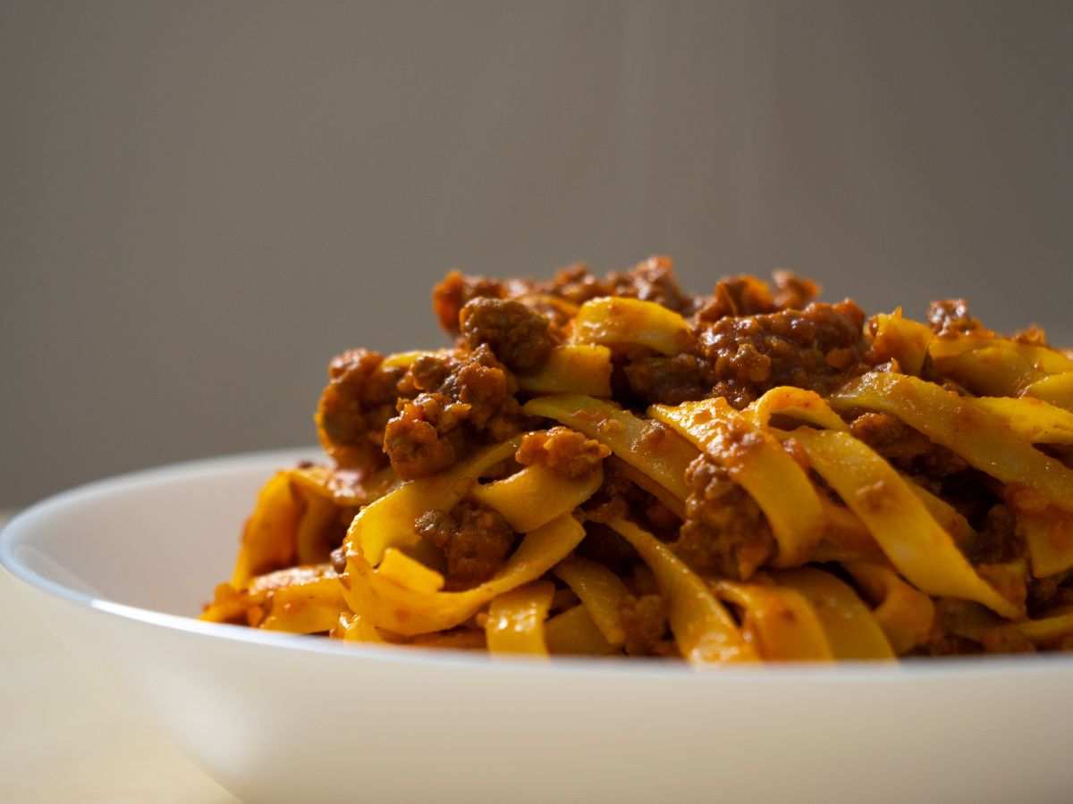 un piatto di tagliatelle al ragù