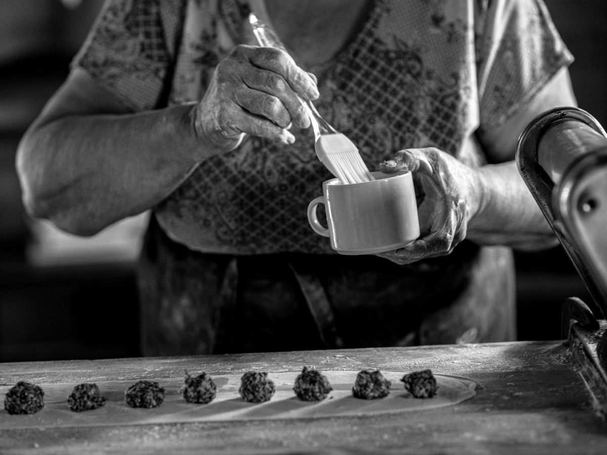 una signora anziana prepara tortellini