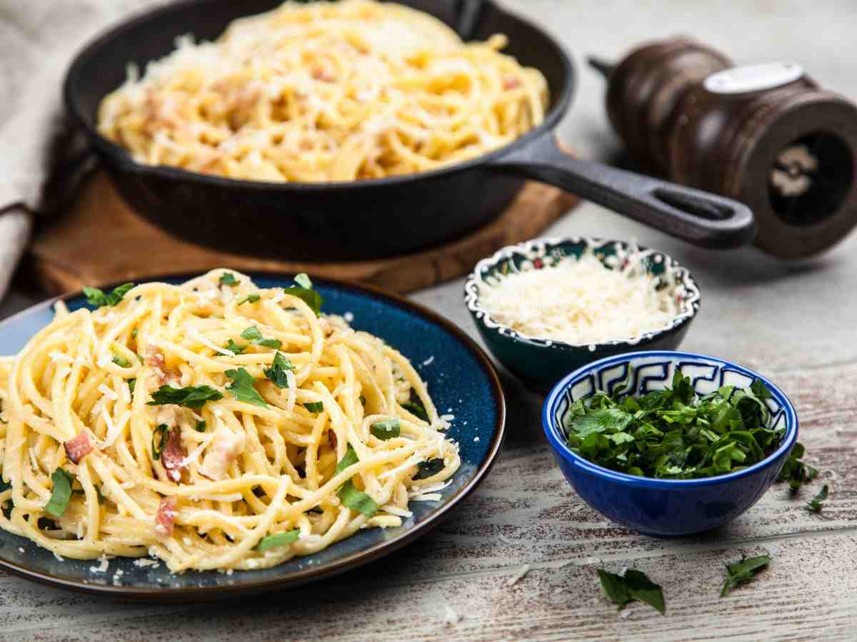 piatto di spaghetti con pancetta