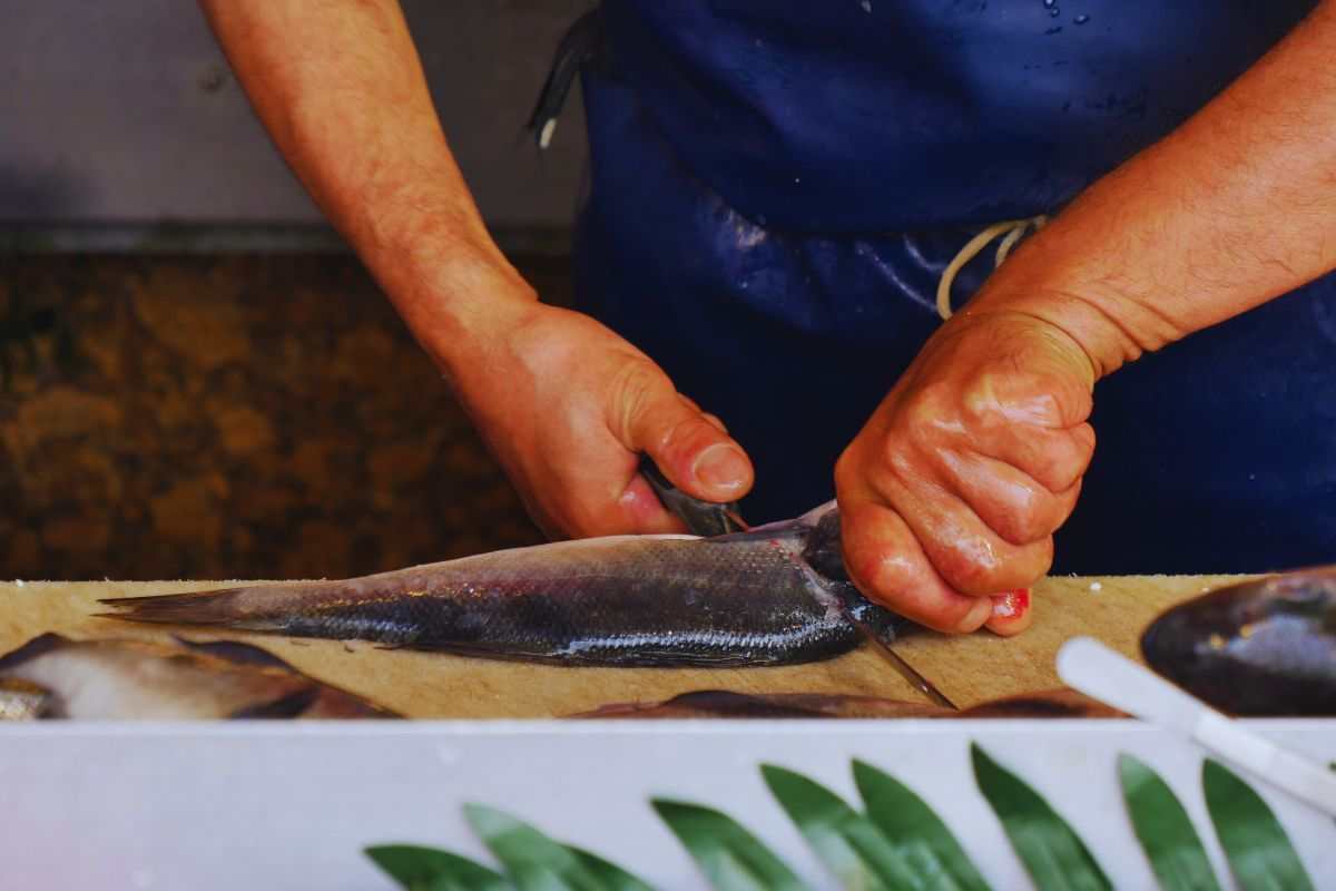 donna pulisce il pesce