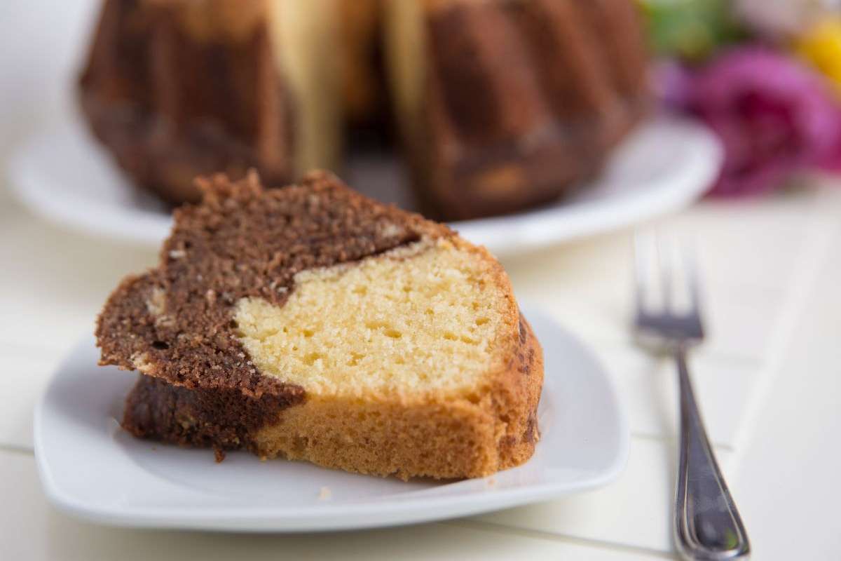 fetta di ciambellone con cioccolato e vaniglia
