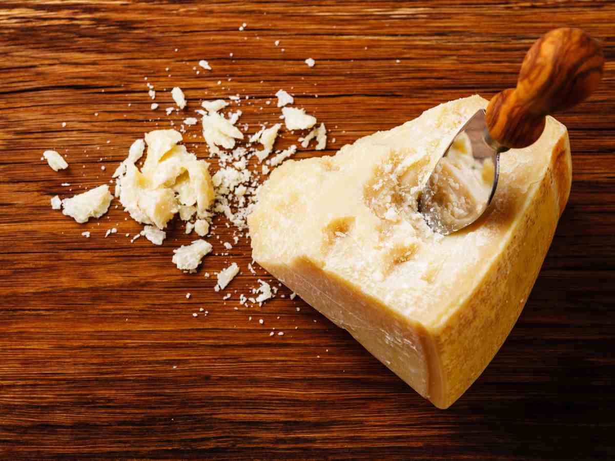 parmigiano su un tagliere
